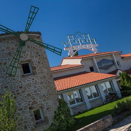 LOGIS Hôtel Le Moulin Des Gardelles Riom Buitenkant foto