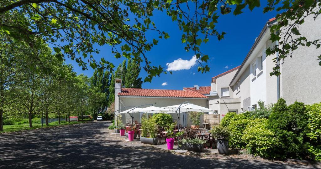 LOGIS Hôtel Le Moulin Des Gardelles Riom Buitenkant foto