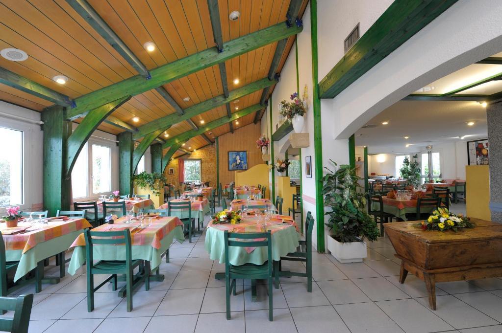 LOGIS Hôtel Le Moulin Des Gardelles Riom Buitenkant foto
