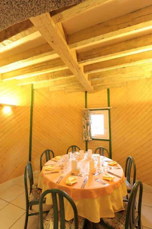 LOGIS Hôtel Le Moulin Des Gardelles Riom Buitenkant foto