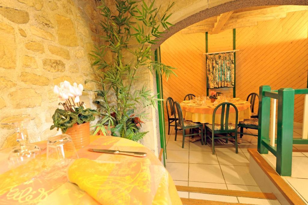 LOGIS Hôtel Le Moulin Des Gardelles Riom Buitenkant foto