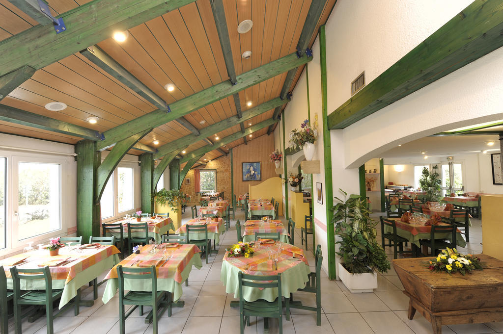 LOGIS Hôtel Le Moulin Des Gardelles Riom Buitenkant foto