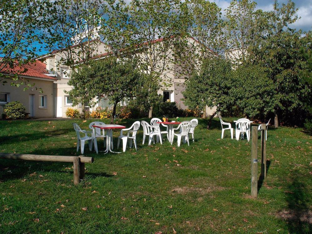 LOGIS Hôtel Le Moulin Des Gardelles Riom Buitenkant foto