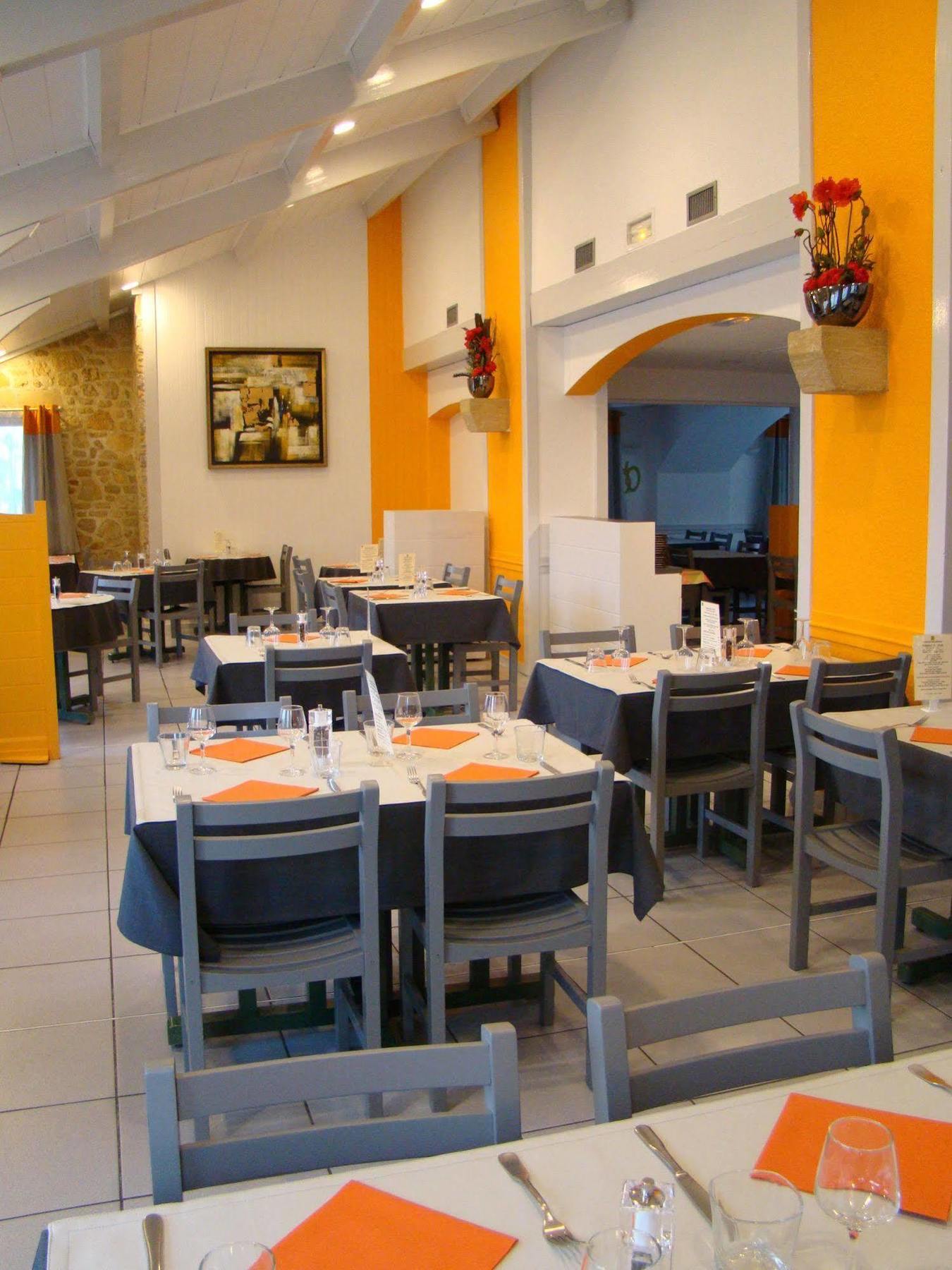 LOGIS Hôtel Le Moulin Des Gardelles Riom Buitenkant foto