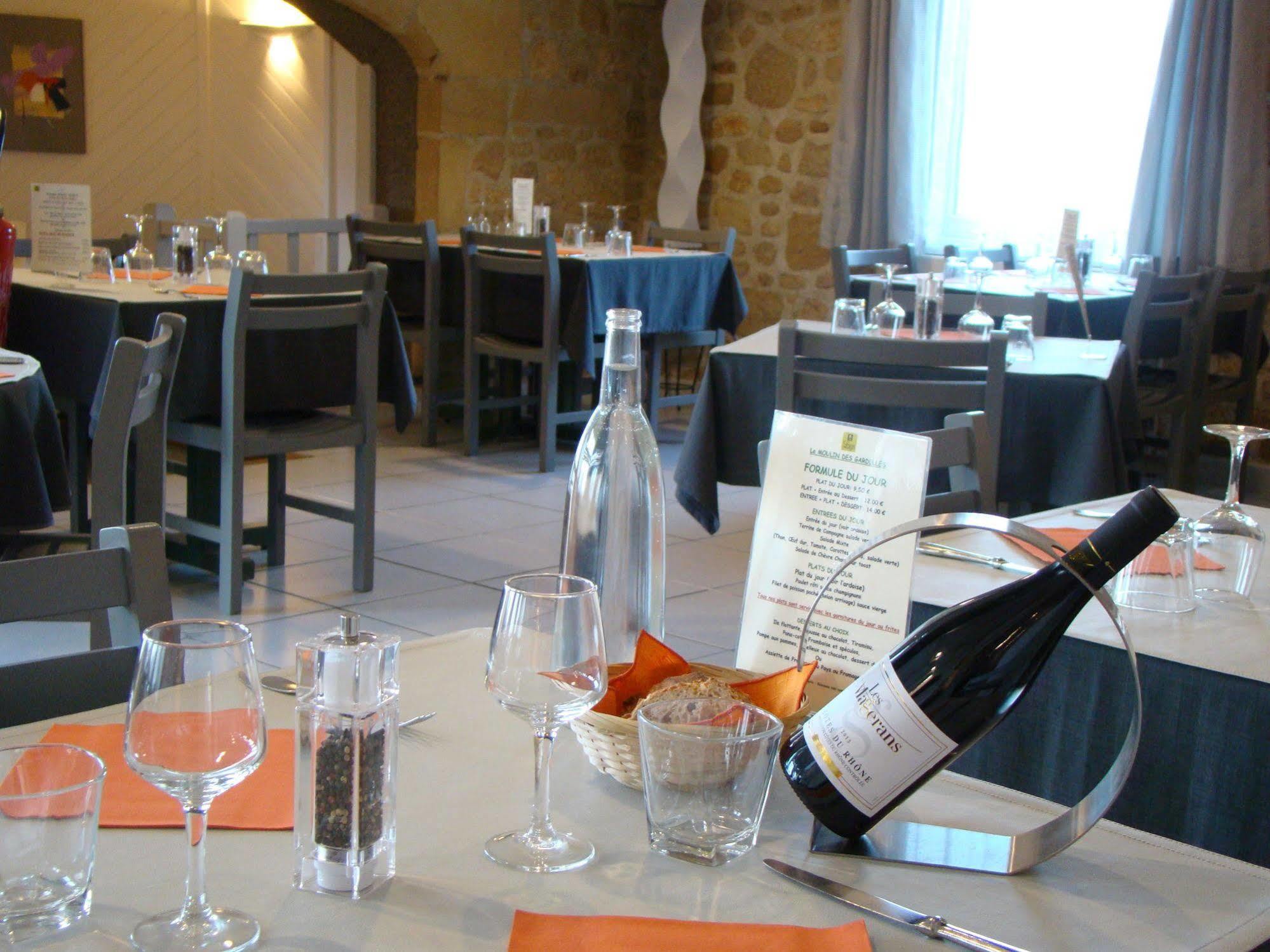 LOGIS Hôtel Le Moulin Des Gardelles Riom Buitenkant foto