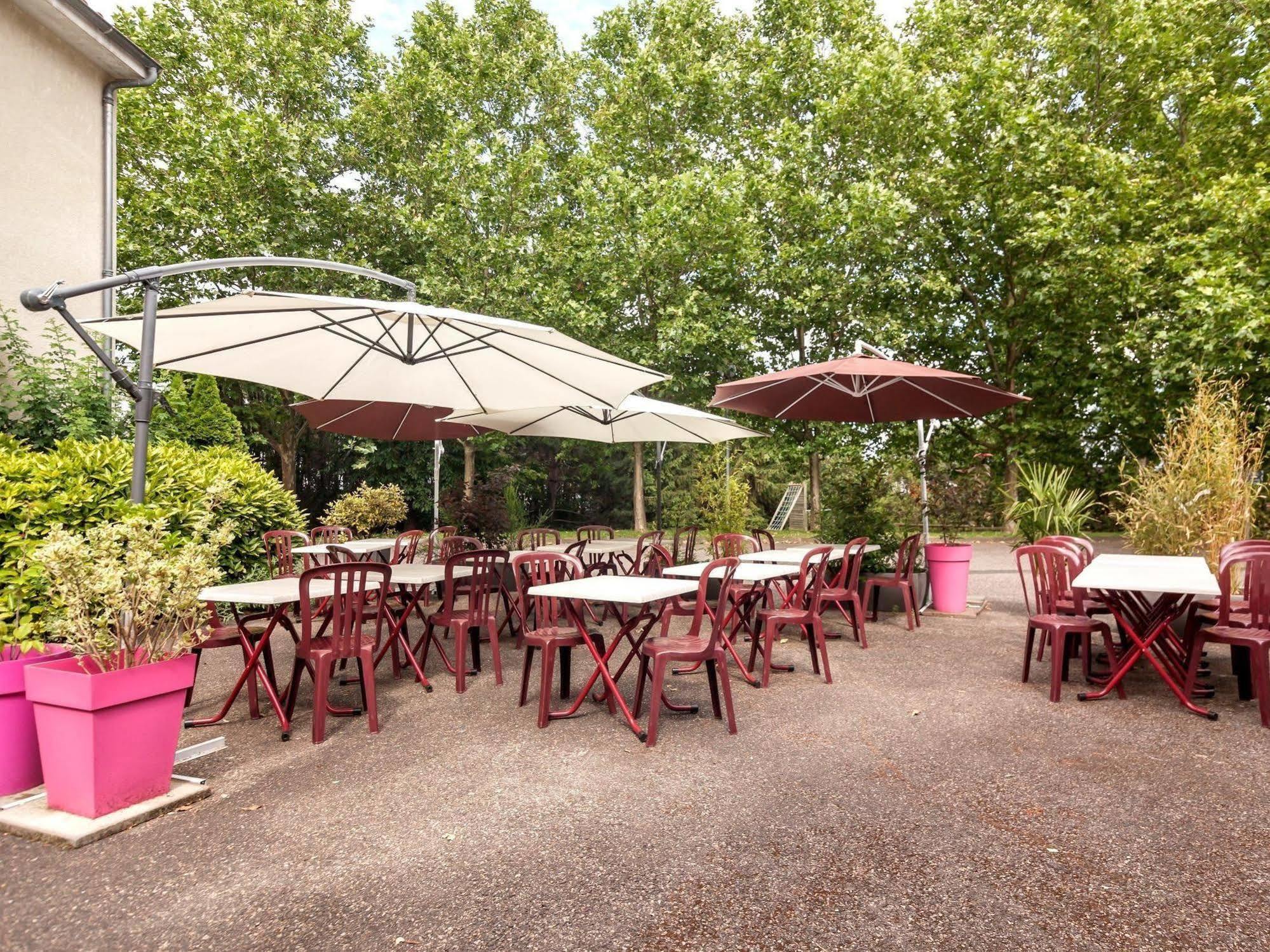 LOGIS Hôtel Le Moulin Des Gardelles Riom Buitenkant foto