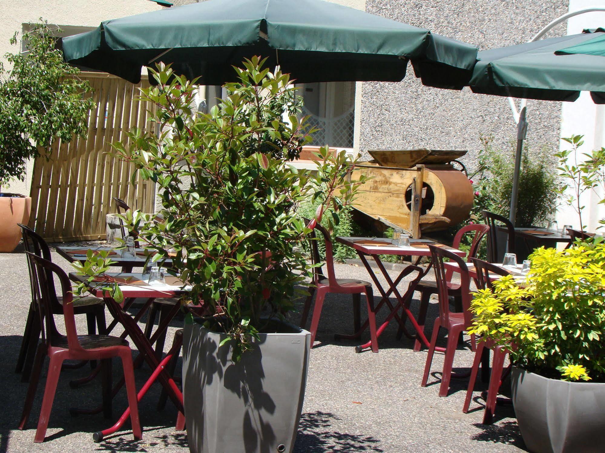 LOGIS Hôtel Le Moulin Des Gardelles Riom Buitenkant foto