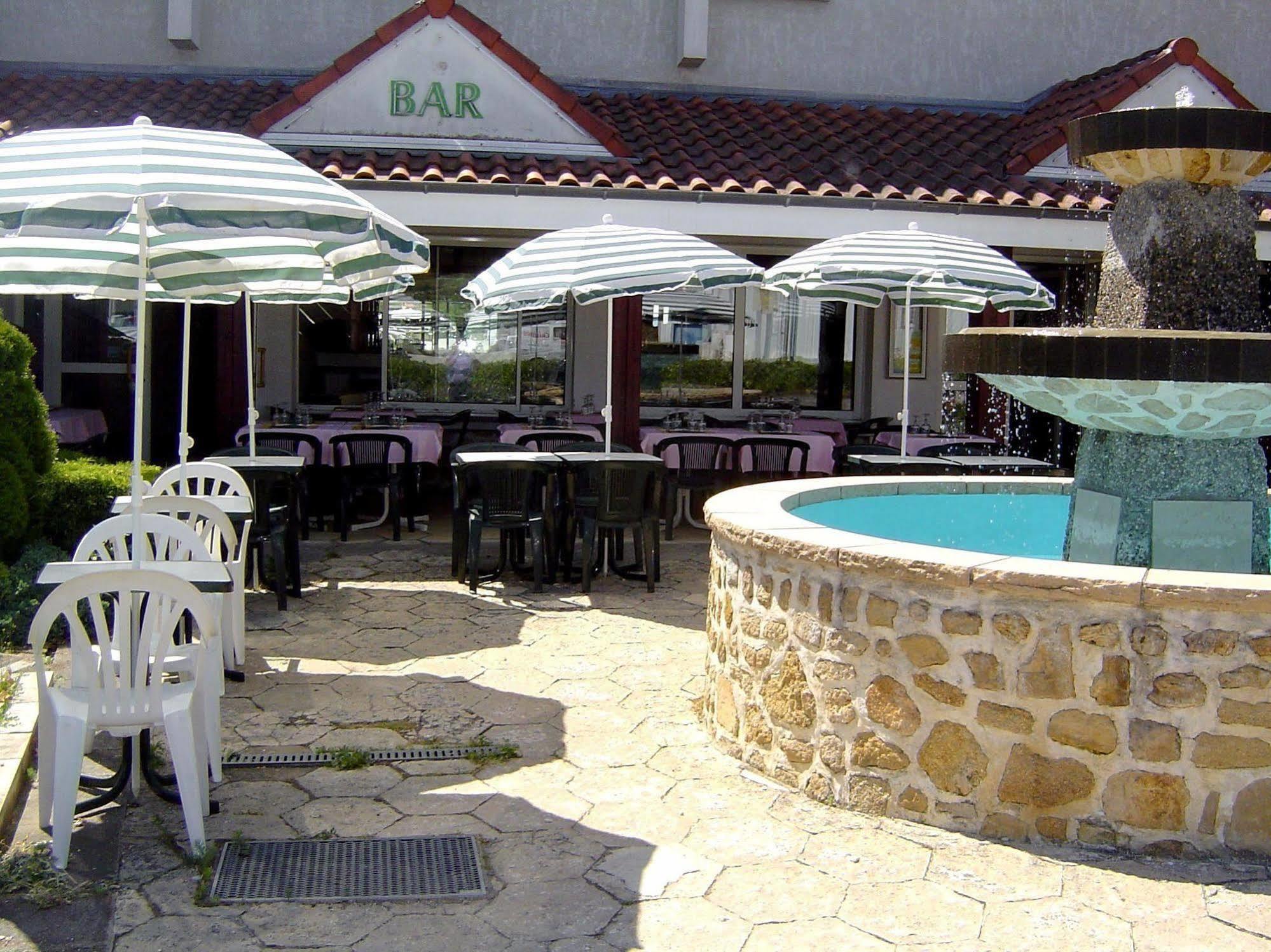 LOGIS Hôtel Le Moulin Des Gardelles Riom Buitenkant foto