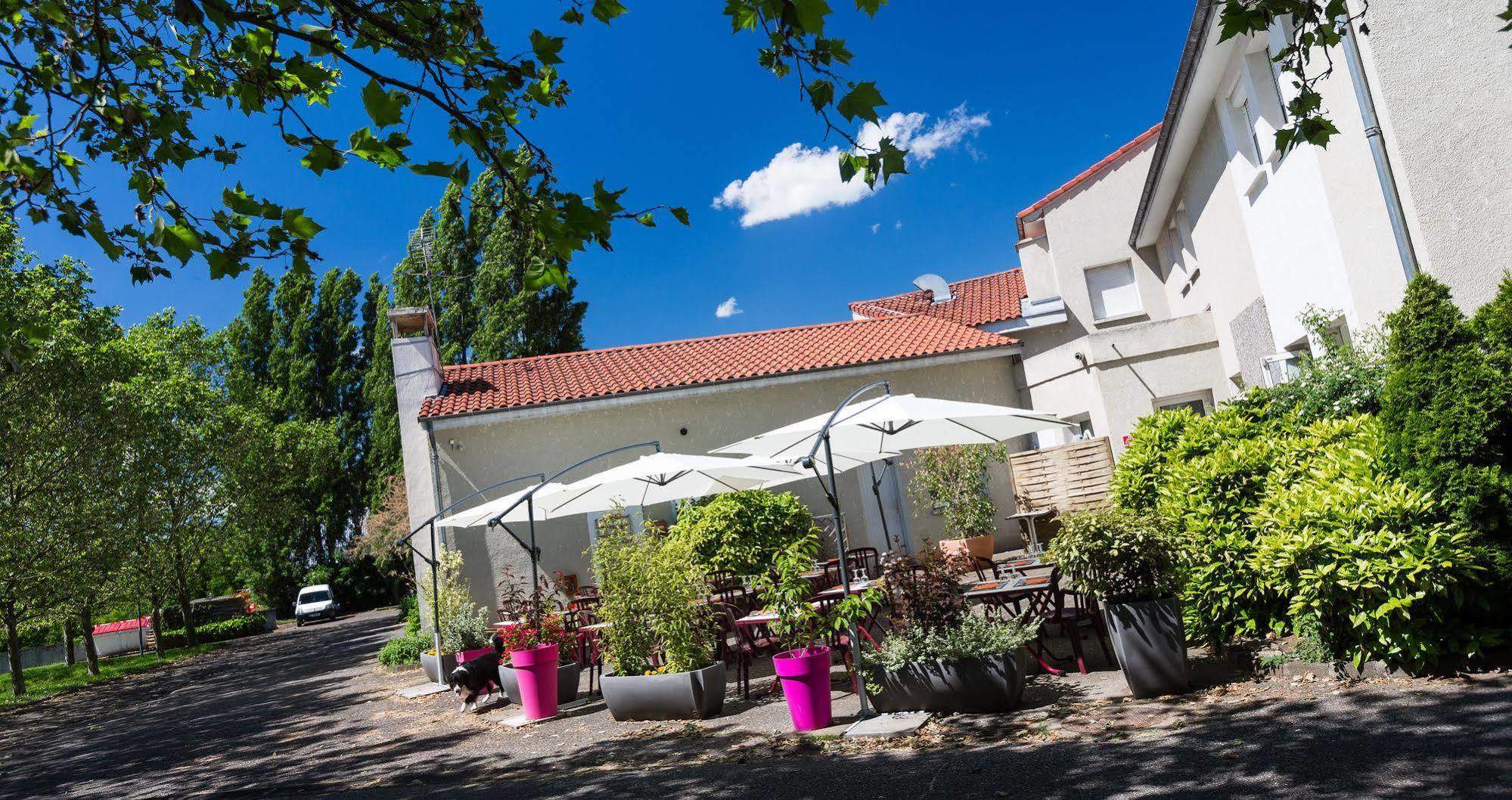 LOGIS Hôtel Le Moulin Des Gardelles Riom Buitenkant foto